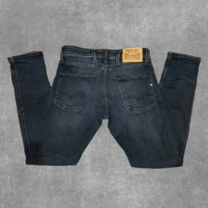 Mörkblå jeans från Replay - Mörkblå Replay-jeans - Skick: 9/10 (använda fåtal gånger) - Modell: Anbass - Storlek: W30 & L32
