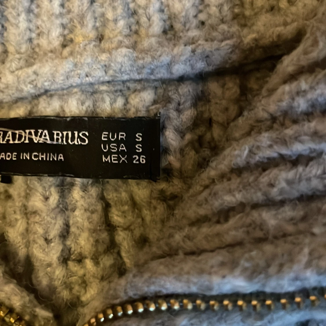 Grå stickad tröja  - 1