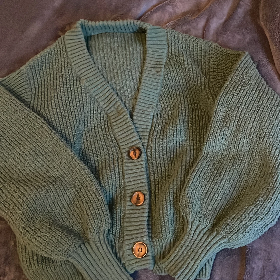 Grön stickad kofta med knappar
