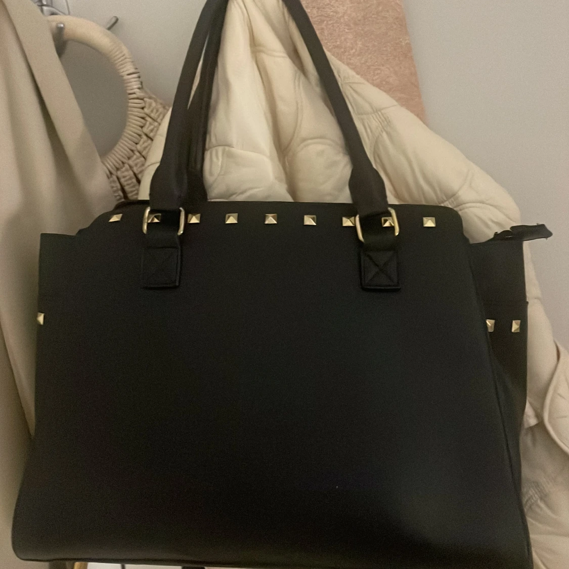 Svart axelväska med nitar