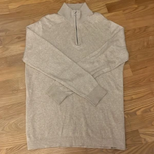 Beige tröja quarterzip - Oanvänd Beige tröja. Enkel design som passar till det mesta.