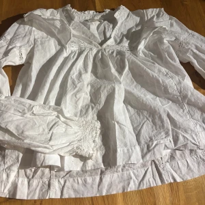 Vit blus  - Vit blus från Gina tricot, stl 158/164 
