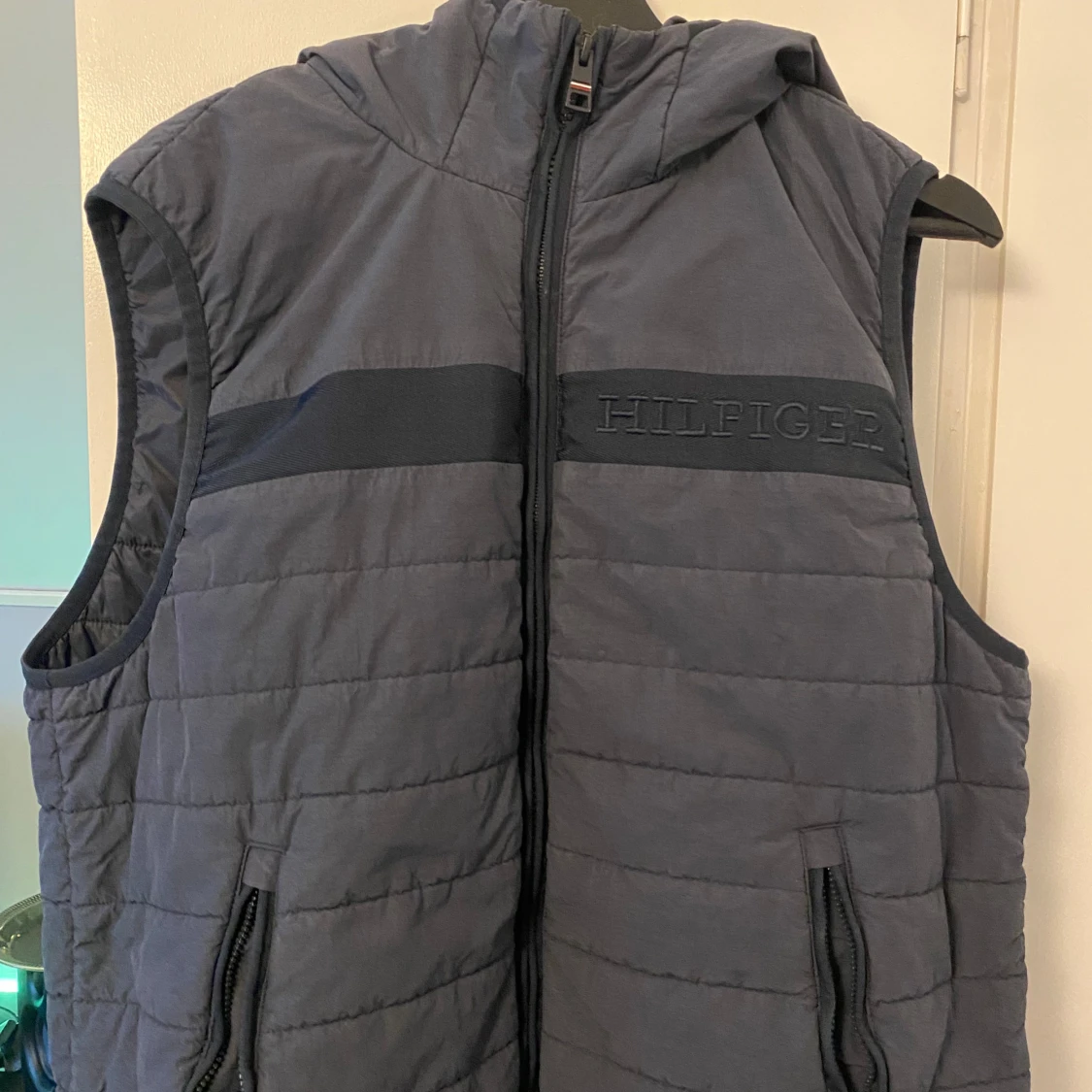 Blå quiltad väst från Tommy Hilfiger