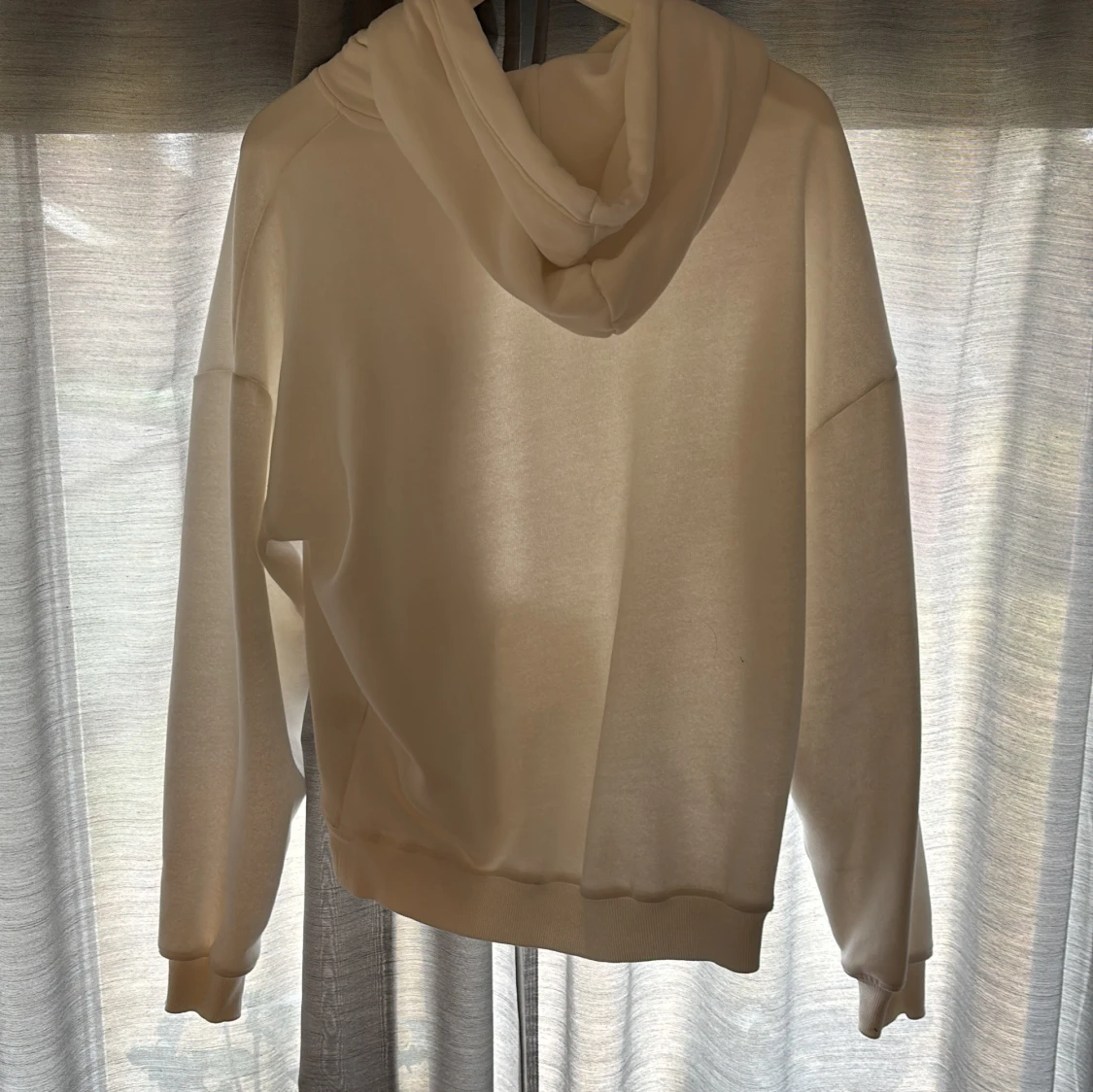 Vit hoodie med ficka - 2