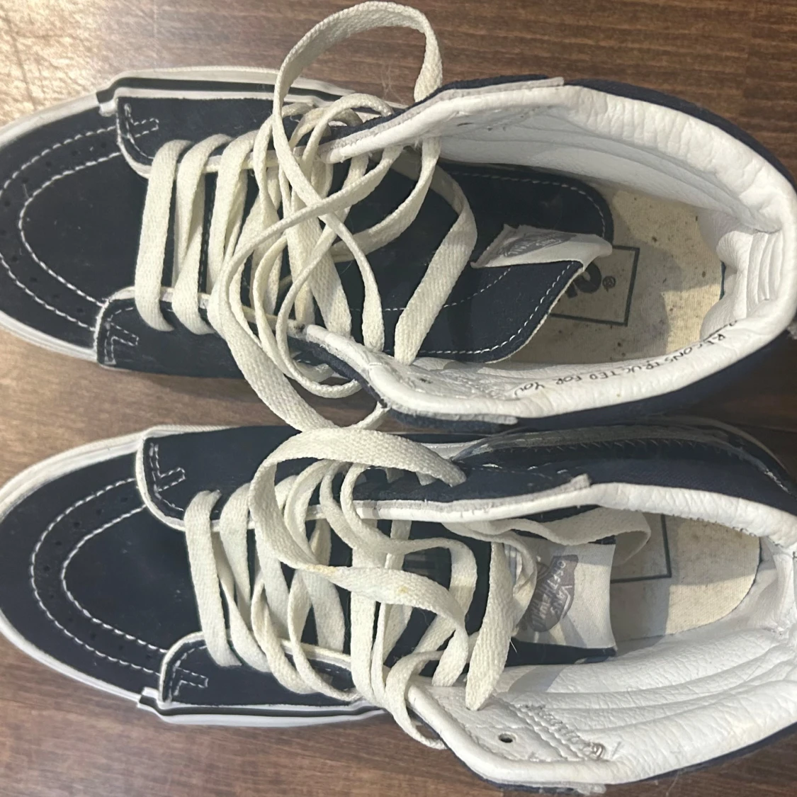 Marinblå vans med vit snörning - 3