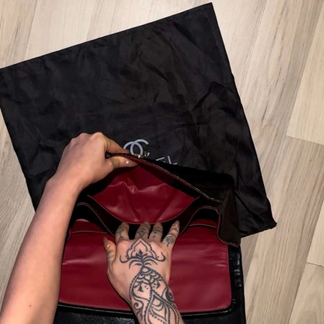 Svart quiltad axelväska  - 3