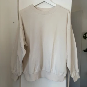 Beige sweatshirt - Säljer en stilren beige sweatshirt med rund hals och långa ärmar. Perfekt för en avslappnad look. Passar bra till jeans eller leggings.