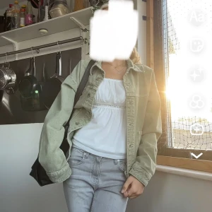 Grå bootcut jeans - Snygga grå bootcut jeans i mycket bra skick.💞använda 2 gånger, säljer pga för lite användning
