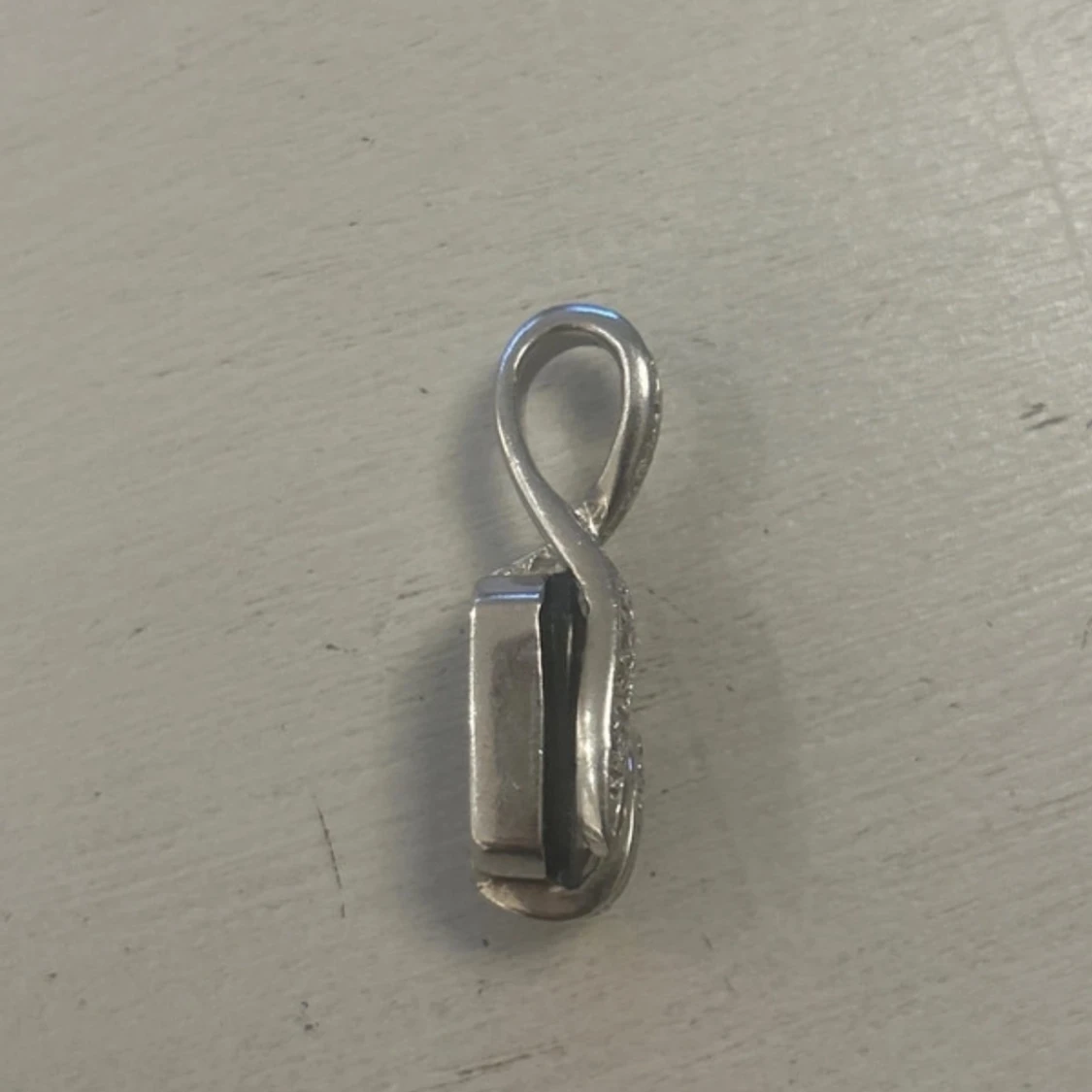 Silverfärgat hänge med svart sten - 1