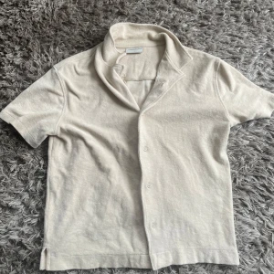 Beige frotté pike  - Säljer en stilren beige frotté pike från these glory days. Strl s. Bra skick. Skriv vid frågor.