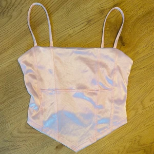 Rosa topp satin satinlinne från  Miss Selfridge - Säljer ett snyggt rosa satinlinne från Miss Selfridge. Linnet har smala axelband och en stilren design som ger en elegant look. Perfekt för att lyfta vilken outfit som helst. 🌸