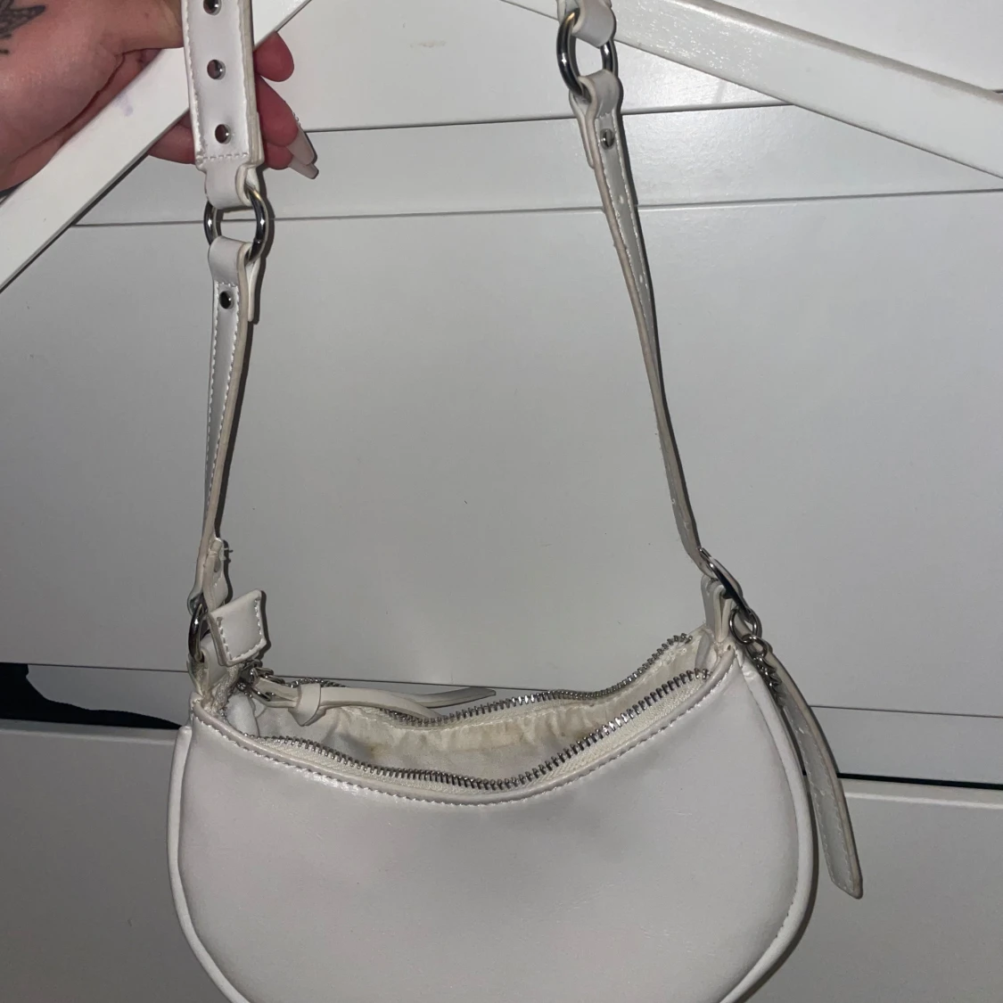 Vit axelväska med kedjedetalj - 4