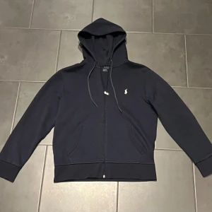Polo Ralph Lauren zip - Säljer nu min polo Ralph lauren zip hoodie, den är i väldigt bra skick. Den är i storlek S. Hör av dig vi frågor 