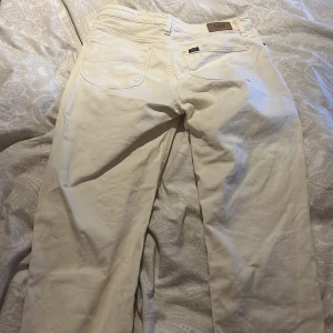 Beigea jeans från Lee - Säljer ett par snygga beige jeans från Lee. De har en klassisk femficksdesign och en dragkedja framtill. Perfekta för en avslappnad stil. Skulle säga att det är S i storlek då jag har S och dom passar mig sen beror det väl på hur man vill dom sitter