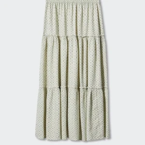 Grön långkjol med mönster - Snygg grön långkjol med gulligt mönster. Kjolen har en luftig och bekväm passform med flera volanger. Perfekt för en avslappnad och stilren look!!😍😍