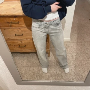 Gråa jeans från Zara - Ljus gråa straight jeans från Zara, klippta längst ner (skriv för bild)