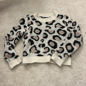 Leopardmönstrad stickad tröja från ONLY - Leopardmönstrad stickad tröja från ONLY. Den är lite små nopprig och är liten i storleken så skulle säga xs/s/m