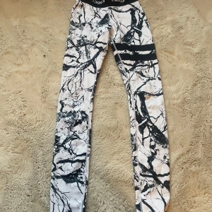 Mönstrades leggings från Stronger - Snygga leggings från Stronger med ett unikt mönster i svart och vitt som tagits hand om väl.