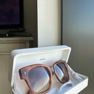 Chimi solglasögon 07 havana - Snygga glasögon från Chimi i modellen 07 färg Havana. De har en fyrkantig form och kommer i ett stilrent fodral. Perfekta för att ge din stil en extra touch. Endast använda ett fåtal gånger. Väldigt bra skick. 