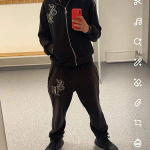 Sans visage dress - Säljer nu min sans visage mjukis dress då ja inte längre använder den alls byxorna är lite solbrända men de inte värsta vid frågor hör av er om ni vill göra byte är de bara o skriva:)