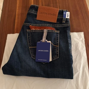 Jacob cohen  - Jacob cohen bard jeans. JC är ett italienskt lyxvarumärke som handtillverkar sina jeans. Dessa finns i 30.32.33 samtliga helt nya med tags dustbag, extra tråd. Nypris 5.500kr 2024 säsong. Pris 2890kr. Obs priset är fast! 