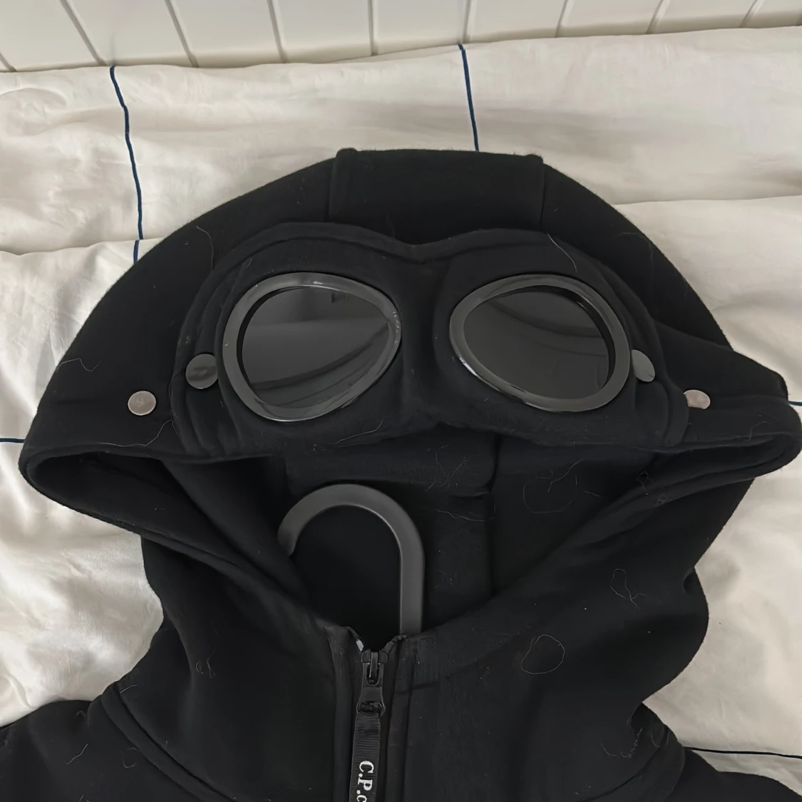 Svart hoodie med glasögon från C.P. Company - 1