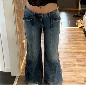 Blå bootcut jeans - Blå bootcut jeans med låg midja och femficksdetaljer. Säljer då dem aldrig kommer till användning 