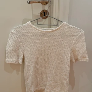 finstickad t-shirt  - säljer en finstickad t-shirt med vackert rutigt mönster i tyget