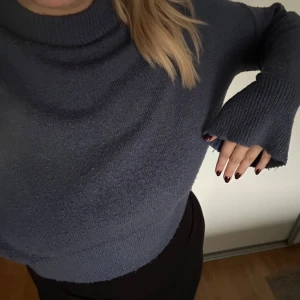 Mörkblå stickad tröja från NA-KD - Säljer en mysig mörkblå stickad tröja från NA-KD. Tröjan har en ribbad polokrage och långa ärmar med ribbade muddar. Perfekt för kyliga dagar. Hör av dig vid intresse! 💙