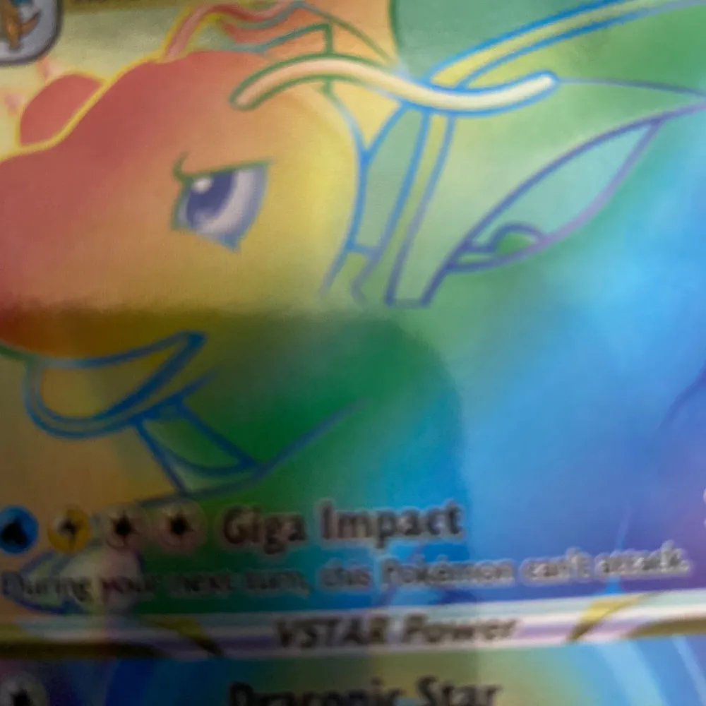 Säljer ett Dragonite VSTAR Pokémonkort med holografisk yta. Kortet har 280 HP och inkluderar attacker som Giga Impact och Draconic Star. Perfekt för samlare eller spelare som vill förstärka sin kortlek.. Asusteet.