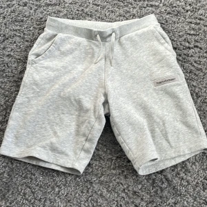 Grå shorts  Peak Performance - Snygga grå shorts från Peak Performance med snörning i midjan och en liten bakficka. Perfekta för en avslappnad stil. Pris kan diskuteras.👍
