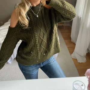 Stickad tröja med öppna axlar - så fin tröja från mango💖