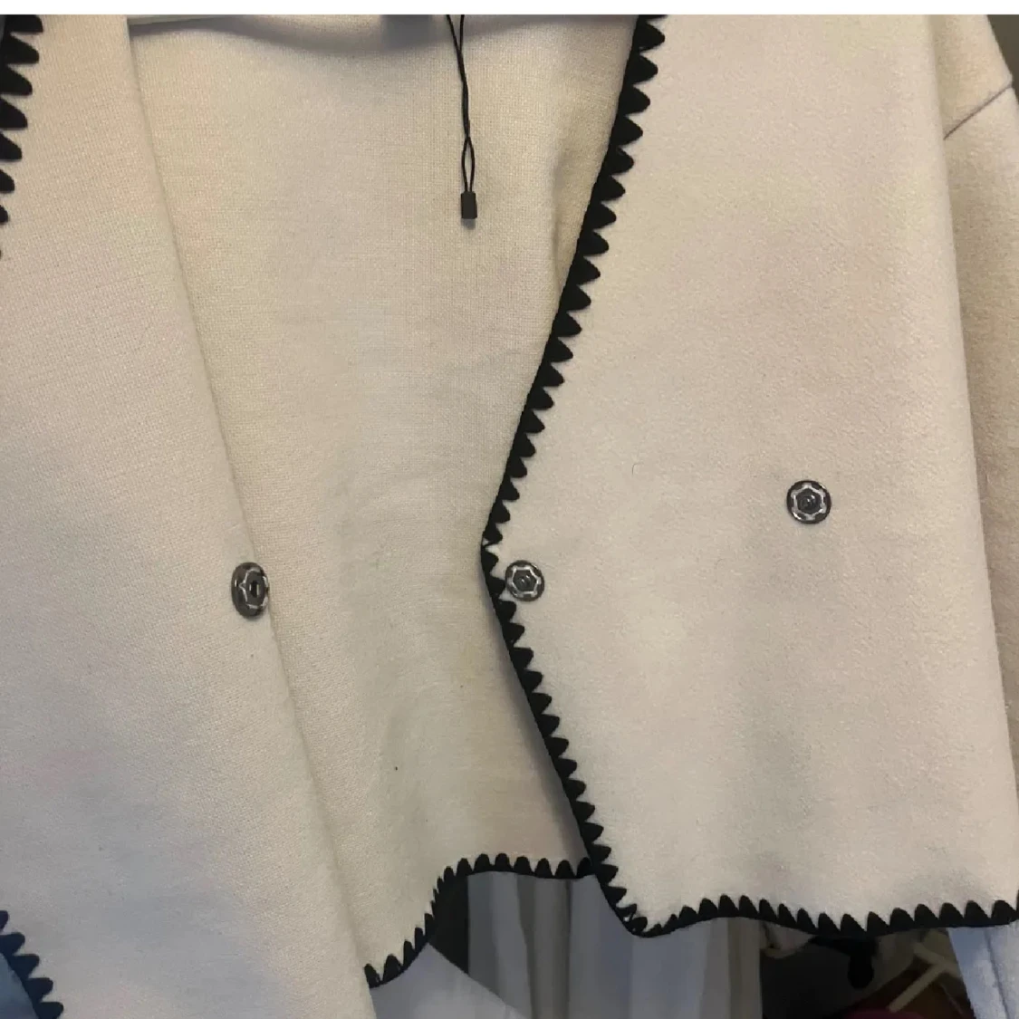 Vit jacka med svarta sömmar  - 1