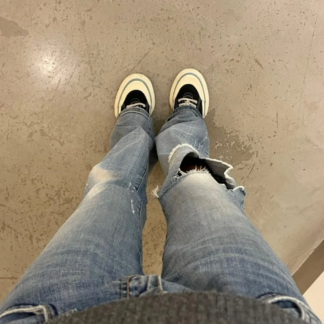 Eytys med vita detaljer