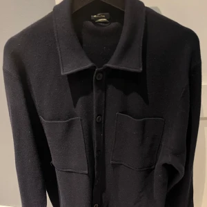 Mörkblå övershirt  Massimo dutti  - Overshirt från Massimo dutti använd fåtal gånger skriv för fler bilder!
