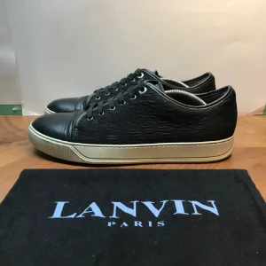 Lanvins - Ett par svarta lanvins med vit sula i storlek 44 men passar 45. Finns lite defekter som ni ser så är cap toen lite sliten. Skriv om ni har någon fråga! Priset är ej hugget i sten 