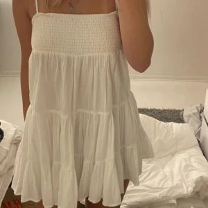 Vit klänning - Säljer denna söta sommar klänning från zara som inte går att köpa online längre. Inga defekter, skriv privat för fler bilder🙌🏼💘