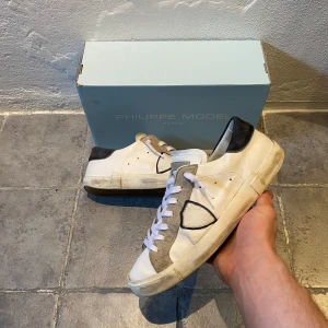 Vita sneakers från Philippe Model - Ett par tvär feta och clean sneakers från philippe modell. Grymt skick, en perfekt sko nu mot ljusare tider. Hör av er vid övriga frågor ||MVH