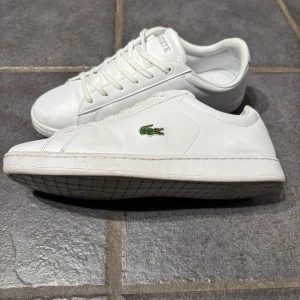 Vita Lacoste sneakers - Vita sneakers i storlek 39. Mycket bra skick!! Nypris 1100. Säljer för 450. Hör av dig vid funderingar!! 