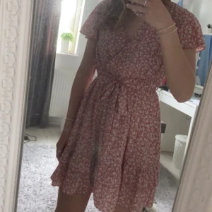 Rosa blommig omlottklänning - Fin blommig klänning använd fåtal gånger, superfin till sommaren🤩🤩