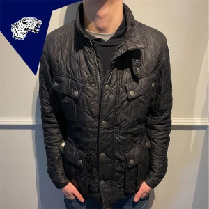 QUILTAD JACKA  - Go Quiltad jacka fårn barbour | Skick: 8/10 | Strl M | Modellen är 182cm | Hör av dig om du undrar någonting!