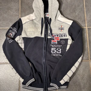 Geographical Norway - Ziphoodie från Geographical Norway. Passar L. 65% bomull, 35% polyester . Mycket bra skick! Hör av dig vid funderingar!!!
