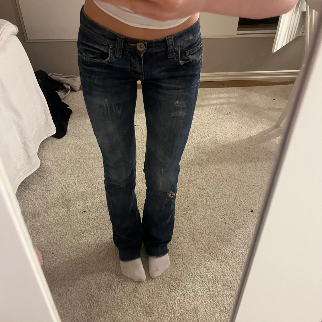 Mörkblå jeans med slitningar