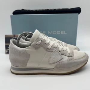 PHILIPPE MODEL TRPZ - Philippemodel TRPZ - Skick: 9,5/10 - Tillbehör: Allt, Box, kort, dustbag - Storlek 40 sitter som 41 - Nypris ca 3700kr - Deluxecloset