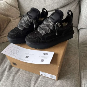 Ugg lowmel - Ugg lowmel helt nya. I färgen svart. Box medföljer. 