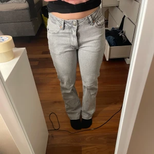 Grå jeans från bikbok  - Snygga grå jeans från märket never mind men köpa på bikbok, säljer dem för att de inte kommer till användning. De är uppsydda i längden så innerbenslängden är 68cm och midjemåttet rakt över är 34cm!💓