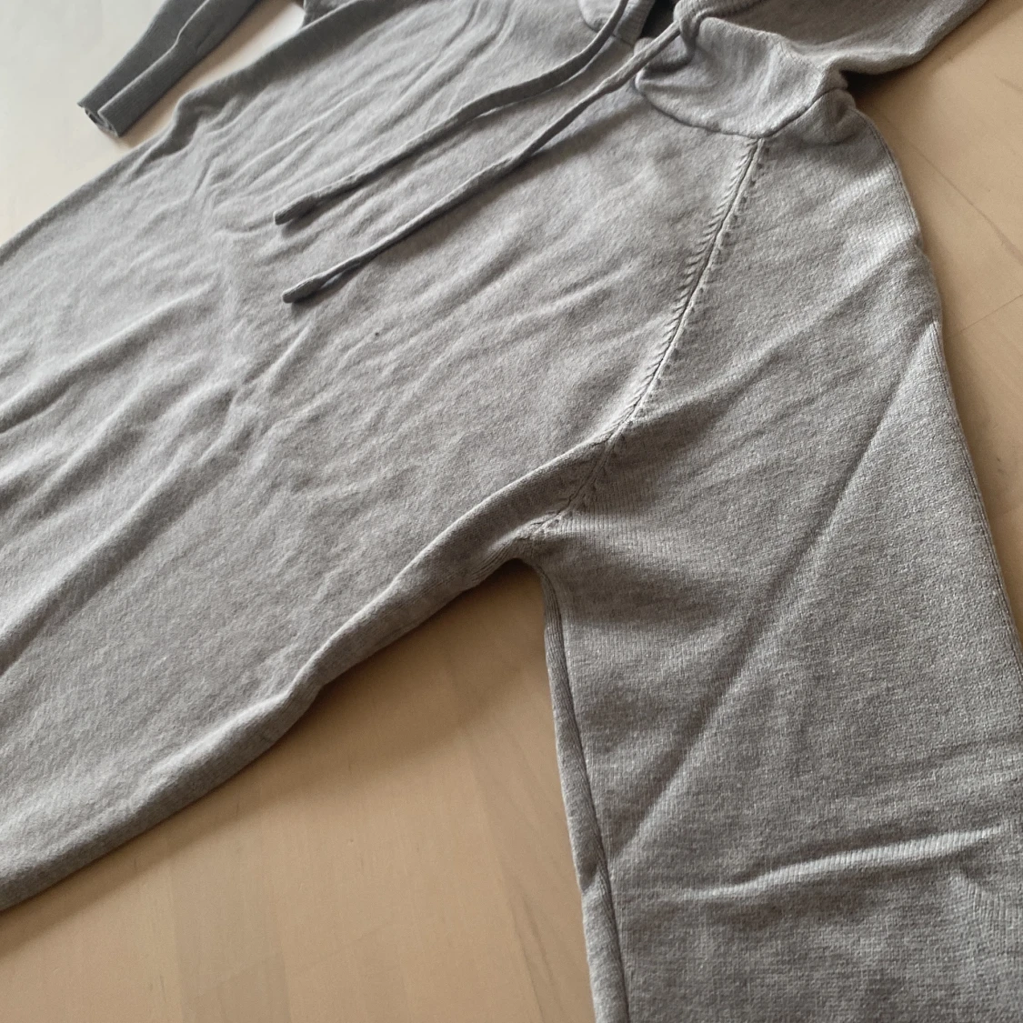 Grå stilren hoodie - 1