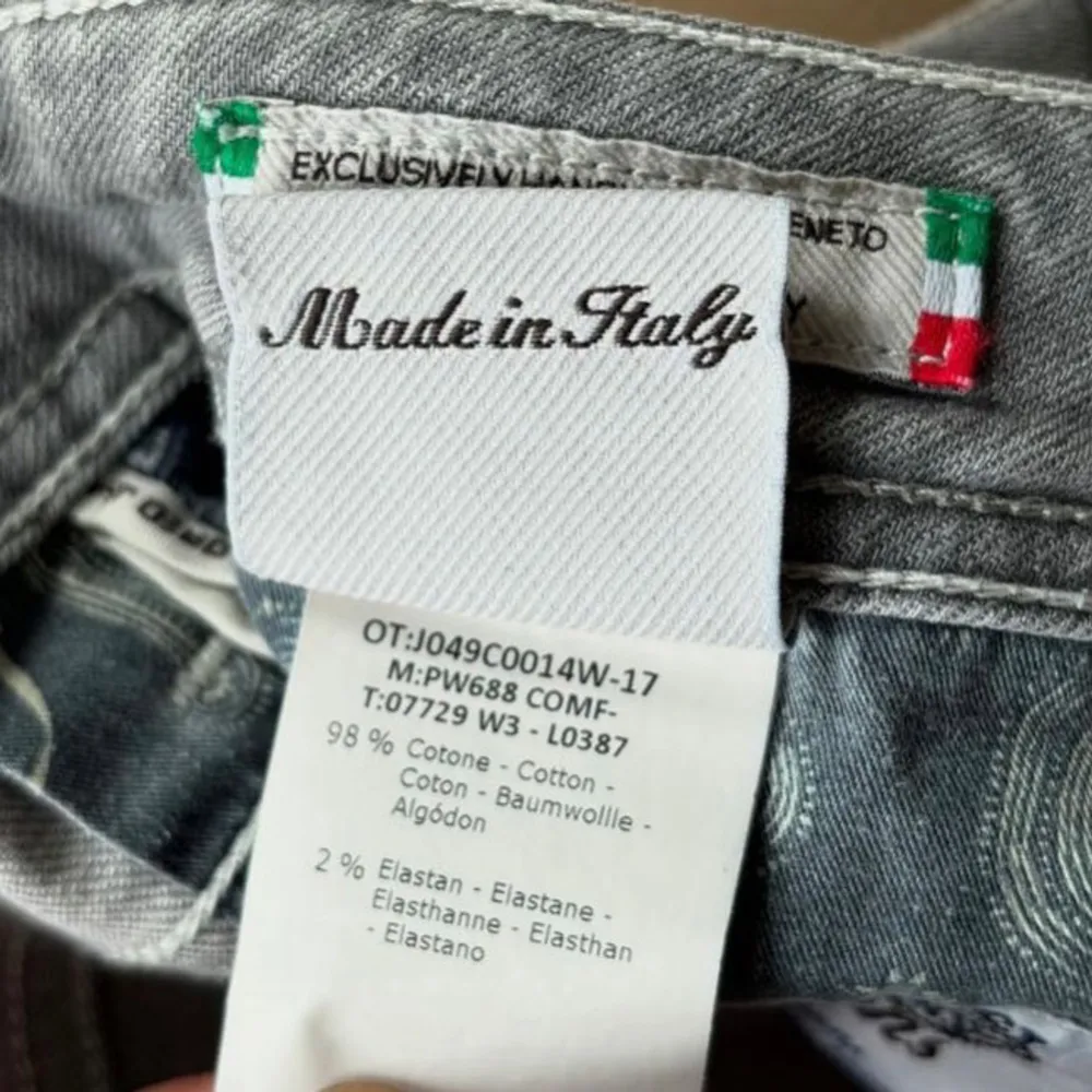 Snygga grå jeans från Jacob Cohën, handgjorda i Italien. Tillverkade av exklusiva tyger med en blandning av bomull och elastan för extra komfort. Perfekta för en stilren look. . Farkut & Housut.