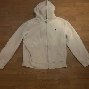 Ralp lauren zip hoodie - Säljer min ralplauren zip hoodie, 9/10 skick nästan som ny, säljer för den blir lite för kort för mig. Ny pris 2000. Självklart 100% äkta. Säljer om den då den inte passar