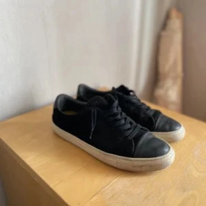Svarta sneakers med snörning - Snygga svarta sneakers med snörning och vit sula. Perfekta för en avslappnad stil och passar till det mesta i garderoben.